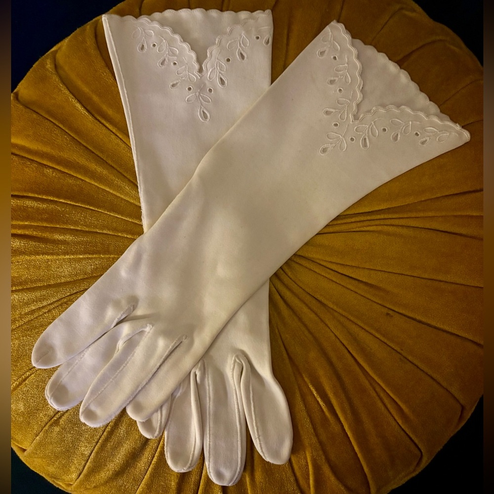 Wear Right Vintage 1950’s Embroidered Cotton Gloves in Pearl White